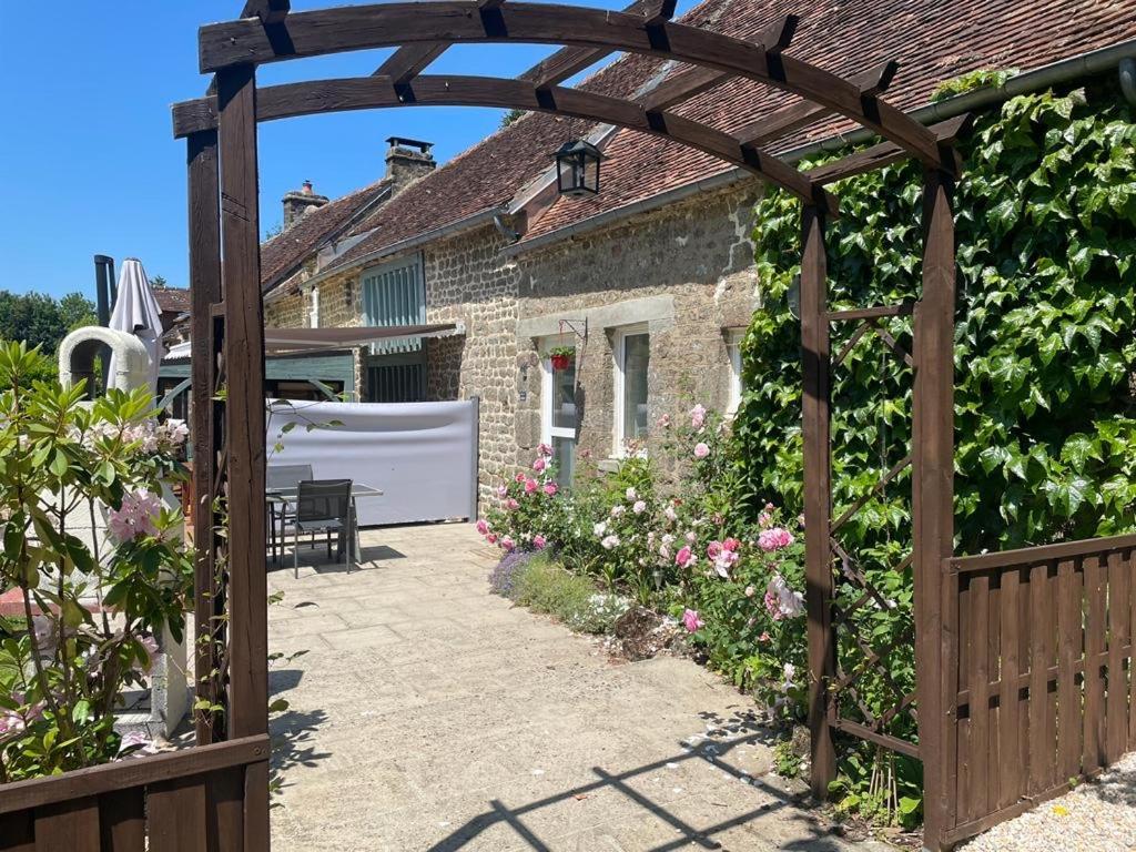 Maison d'hôtes Gite Des Roses à Le Grais Extérieur photo